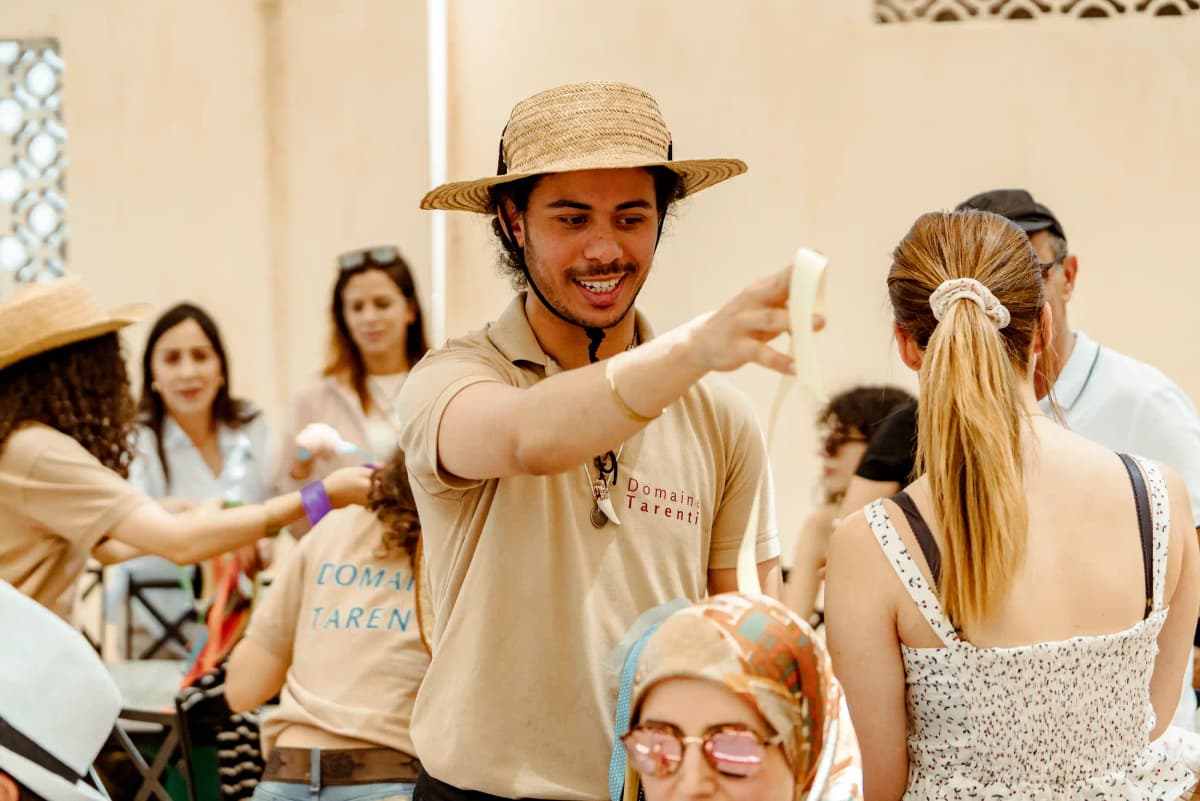 Groupe d'entreprise en activité team building outdoor en Tunisie — Atelier Events