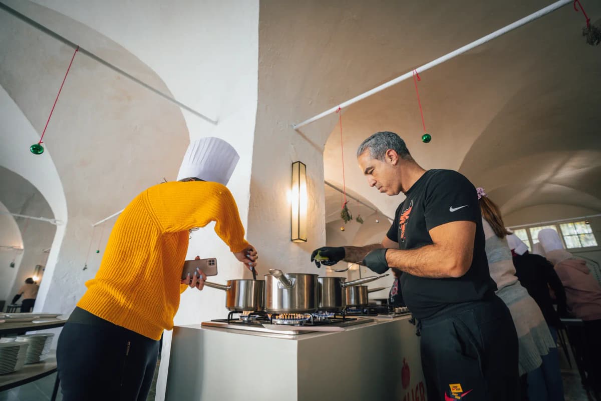 Atelier cuisine team building en Tunisie — équipe en action lors d'un défi culinaire — Atelier Events