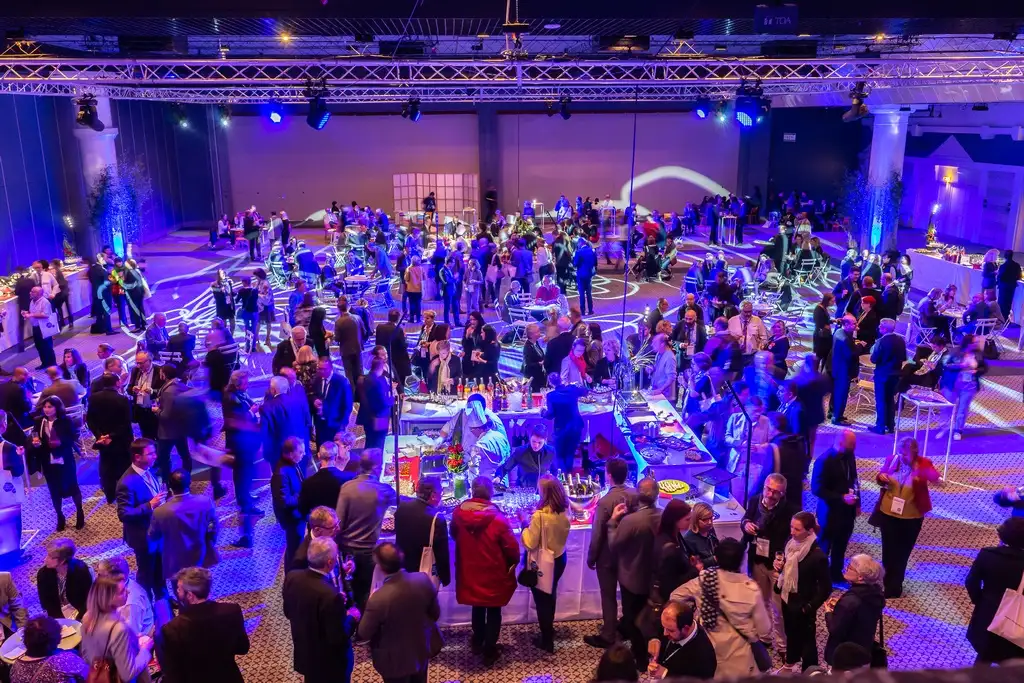 Soirée d’entreprise à thème : comment éviter le kitsch et rester corporate ?