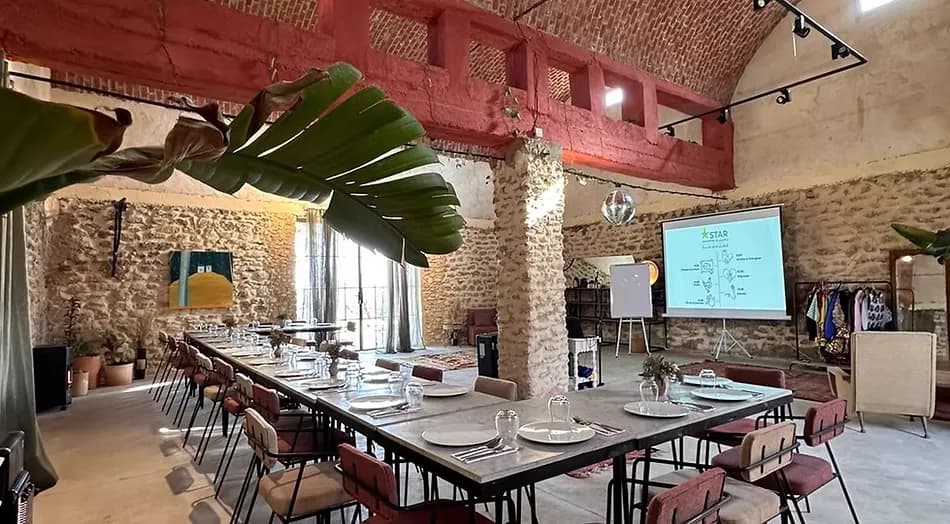 Salle Carmin du Domaine Tarenti — lieu de séminaire d'exception en Tunisie — Atelier Events